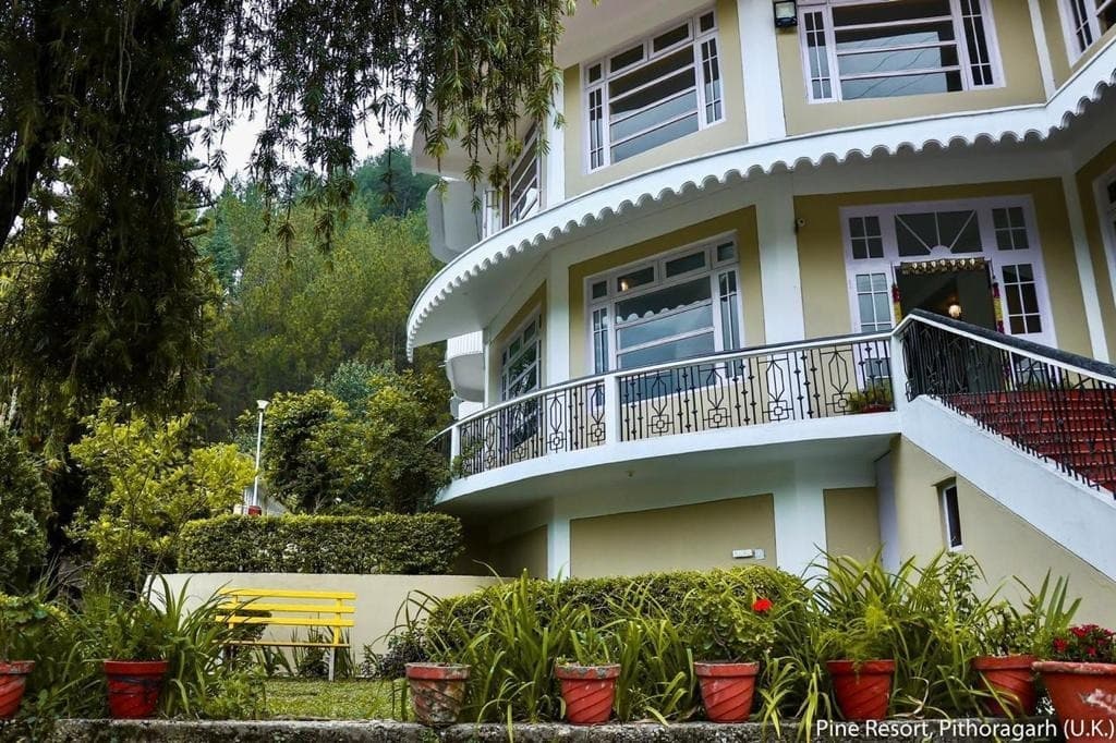 Scenic Pine Resort & Lush Mountain Lawns