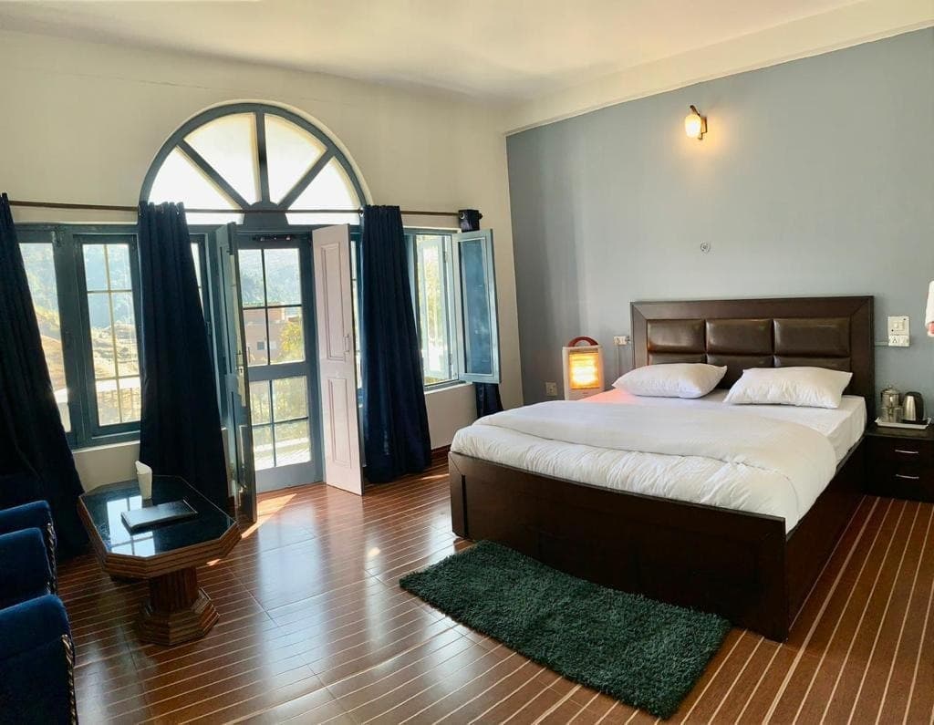Dedicated VIP Bridal Suite & Arched Balcony